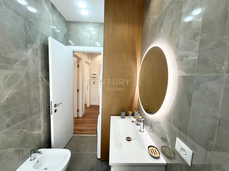 Tirane, jepet me qera apartament 1+1+Ballkon Kati 9, 71 m² 720 € (rruga e dibres)