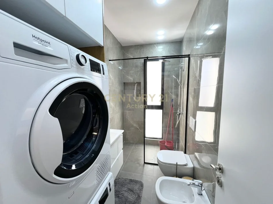 Tirane, jepet me qera apartament 1+1+Ballkon Kati 9, 71 m² 720 € (rruga e dibres)