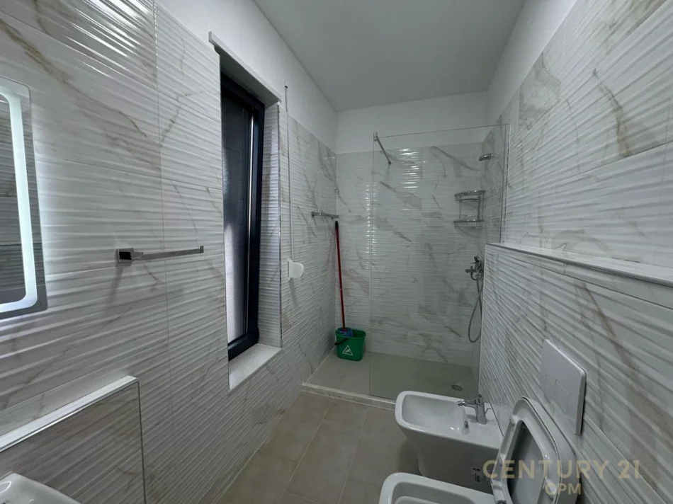 Tirane, jepet me qera apartament 2+1+Ballkon Kati 6, 100 m² 800 € (bulevardi i ri)