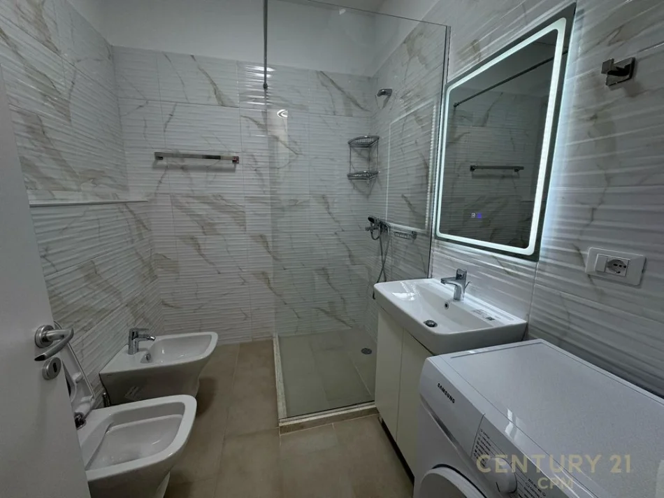 Tirane, jepet me qera apartament 2+1+Ballkon Kati 6, 100 m² 800 € (bulevardi i ri)