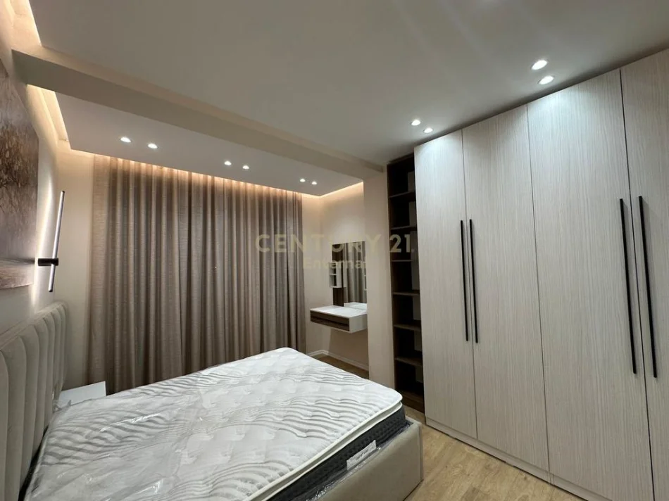 Tirane, jepet me qera apartament 2+1+Ballkon Kati 8, 104 m² 1.500 € (mine peza)