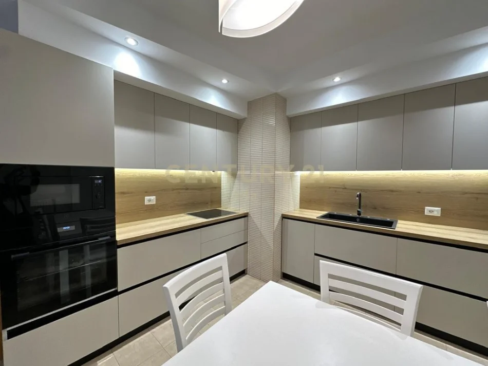 Tirane, jepet me qera apartament 2+1 Kati 5, 121 m² 950 € (komuna e parisit)