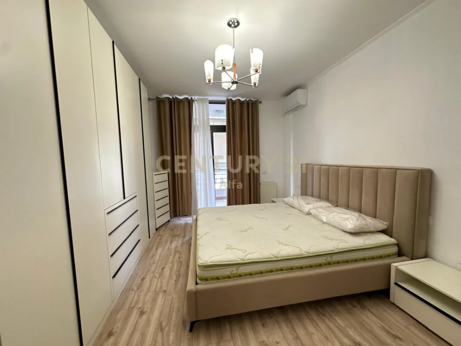 Tirane, jepet me qera apartament 2+1 Kati 5, 121 m² 950 € (komuna e parisit)
