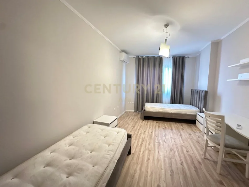 Tirane, jepet me qera apartament 2+1 Kati 5, 121 m² 950 € (komuna e parisit)