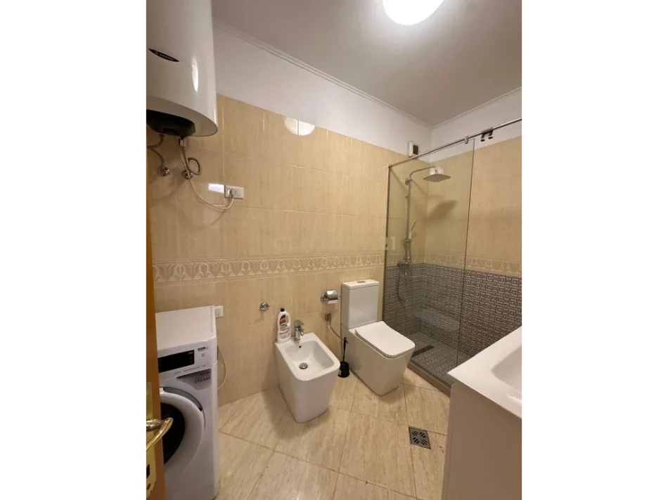 Tirane, jepet me qera apartament 2+1 Kati 5, 121 m² 950 € (komuna e parisit)