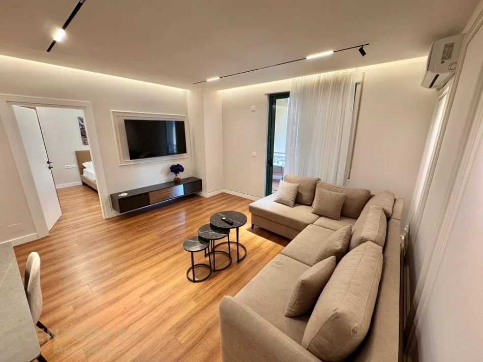 Tirane, jepet me qera apartament 2+1+Aneks+Ballkon Kati 7, 900 € (Pazari i Ri Hoxha Tahsim)