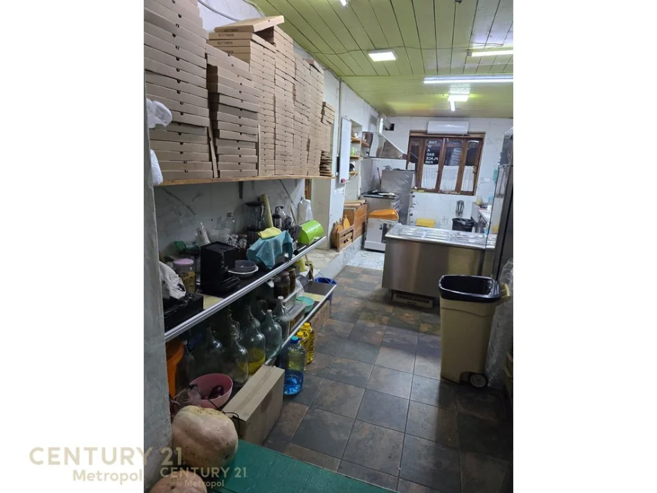 Tirane, jepet me qera bar-resorant Kati 0, 100 m² 2.000 € (Vasil Shanto)