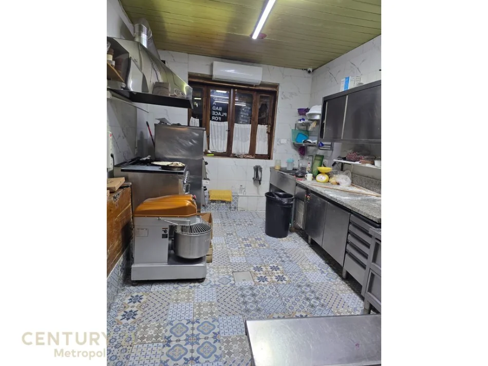 Tirane, jepet me qera bar-resorant Kati 0, 100 m² 2.000 € (Vasil Shanto)