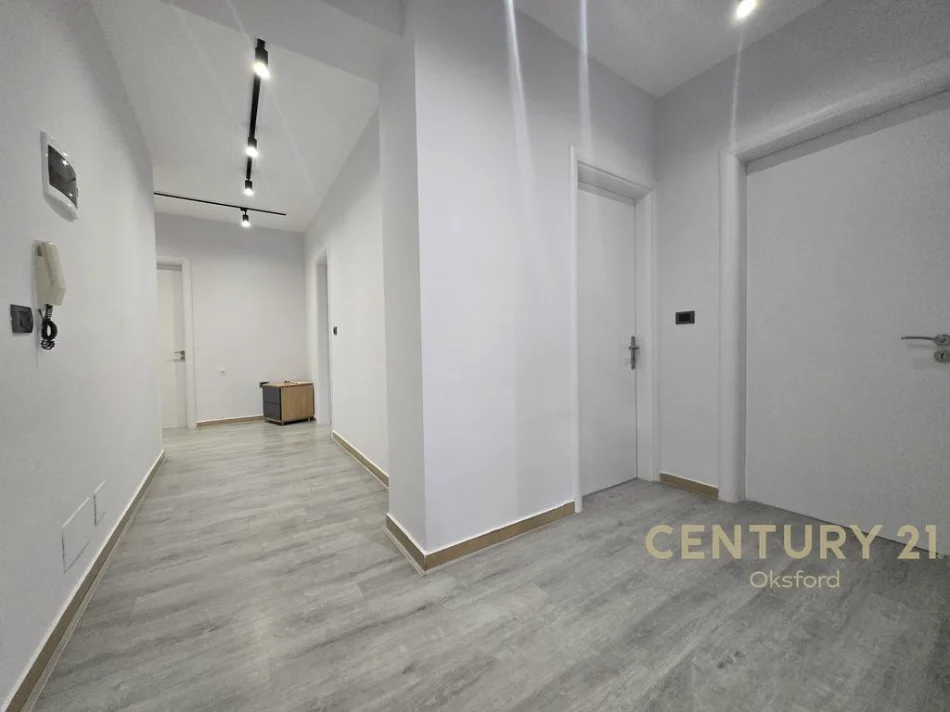 Tirane, jepet me qera zyre Kati 1, 160 m² 1.600 € (stadiumi air albania)