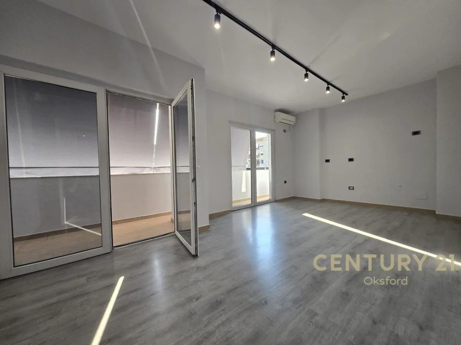 Tirane, jepet me qera zyre Kati 1, 160 m² 1.600 € (stadiumi air albania)