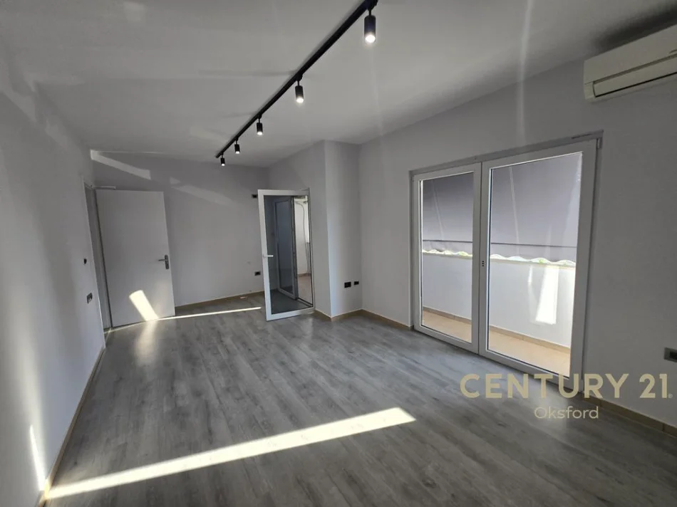Tirane, jepet me qera zyre Kati 1, 160 m² 1.600 € (stadiumi air albania)