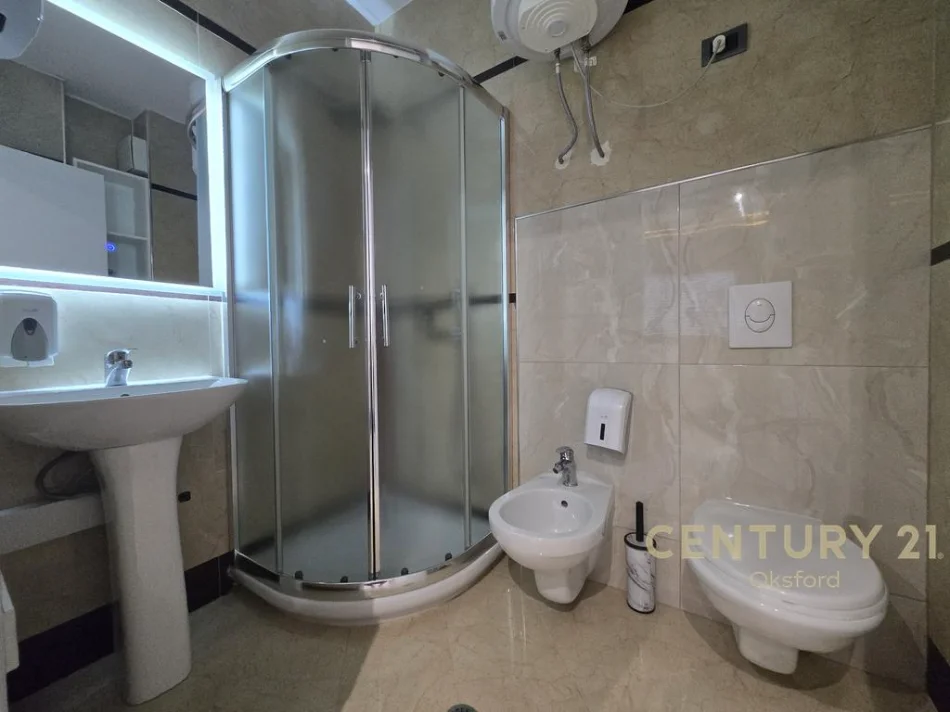 Tirane, jepet me qera zyre Kati 1, 160 m² 1.600 € (stadiumi air albania)