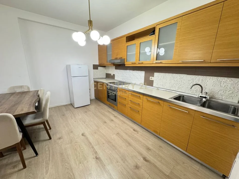 Tirane, jepet me qera apartament 2+1 Kati 5, 100 m² 500 € (astiri)