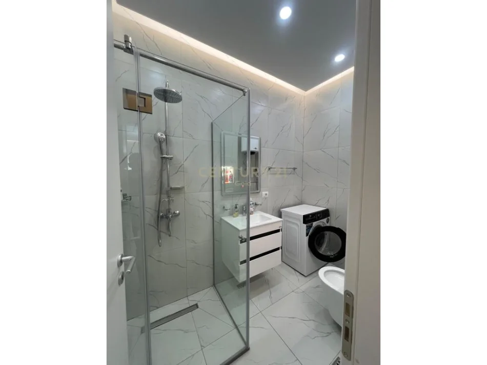 Tirane, jepet me qera apartament 1+1 Kati 3, 70 m² 900 € (rruga e kosovareve)