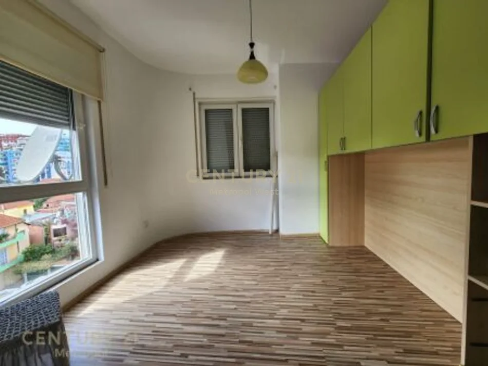 Tirane, jepet me qera apartament 2+1 Kati 5, 100 m² 800 € (Rruga Mujo Ulqinaku)