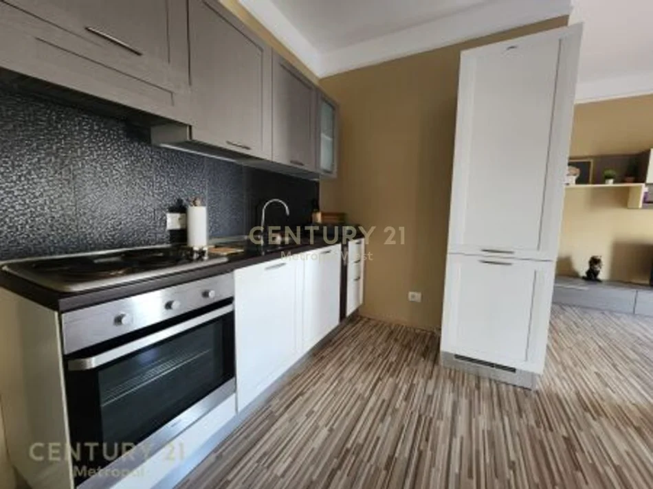 Tirane, jepet me qera apartament 2+1 Kati 5, 100 m² 800 € (Rruga Mujo Ulqinaku)