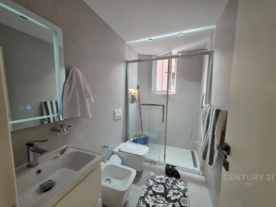 Tirane, jepet me qera apartament 1+1 Kati 3, 60 m² 850 € (blloku)