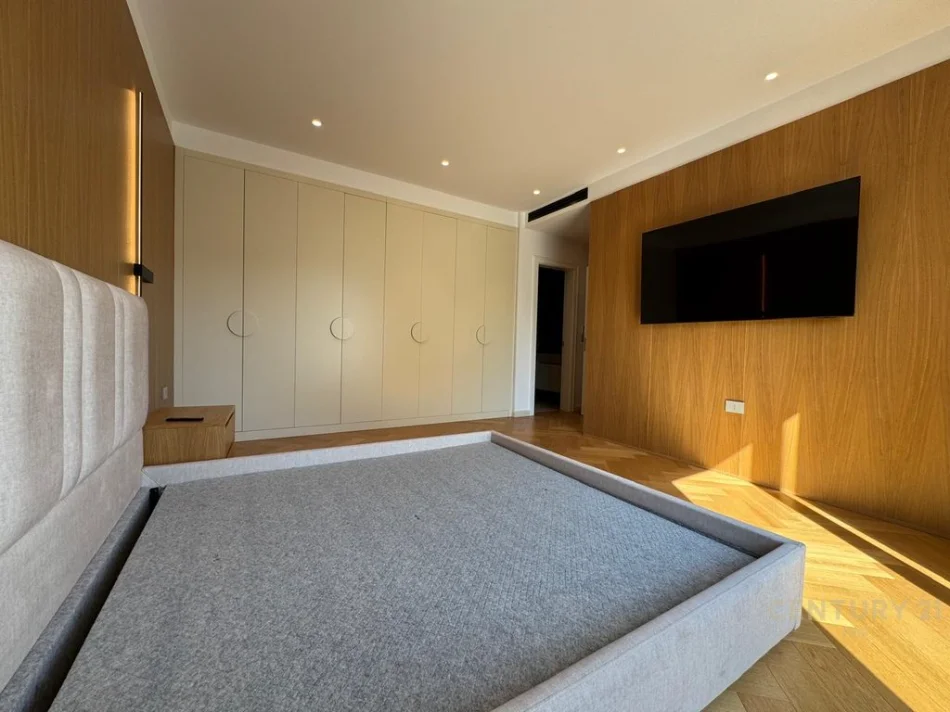 Tirane, shitet apartament 2+1+Ballkon Kati 4, 239 m² 760.000 € (liqeni i thate)