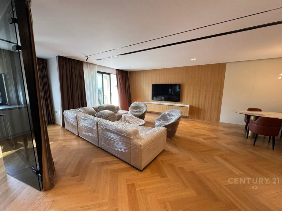 Tirane, shitet apartament 2+1+Ballkon Kati 4, 239 m² 760.000 € (liqeni i thate)