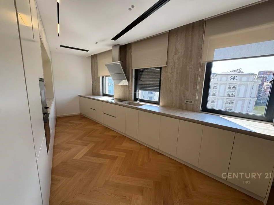 Tirane, shitet apartament 2+1+Ballkon Kati 4, 239 m² 760.000 € (liqeni i thate)