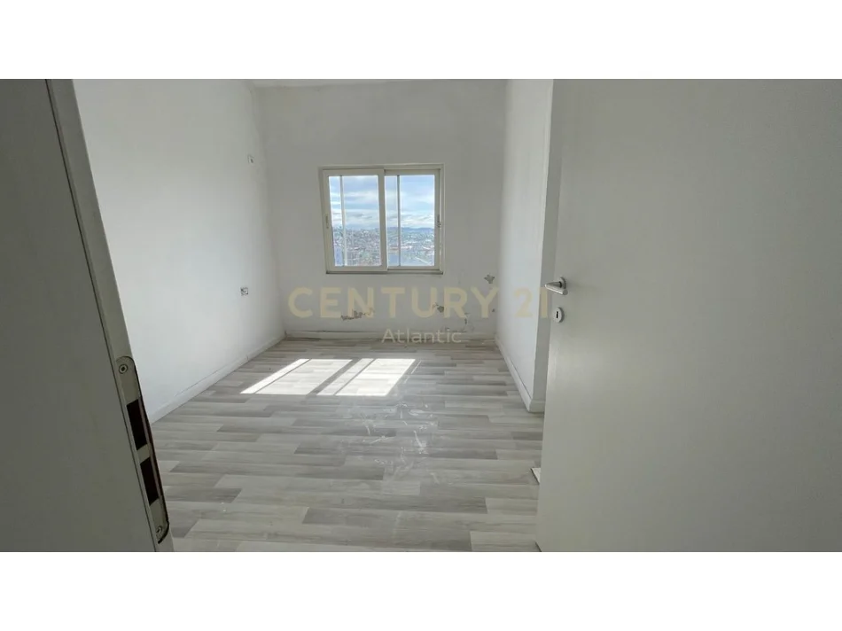 Durres, shitet apartament 2+1 Kati 7, 93 m² 100.000 € (Plazh,hekurudha)