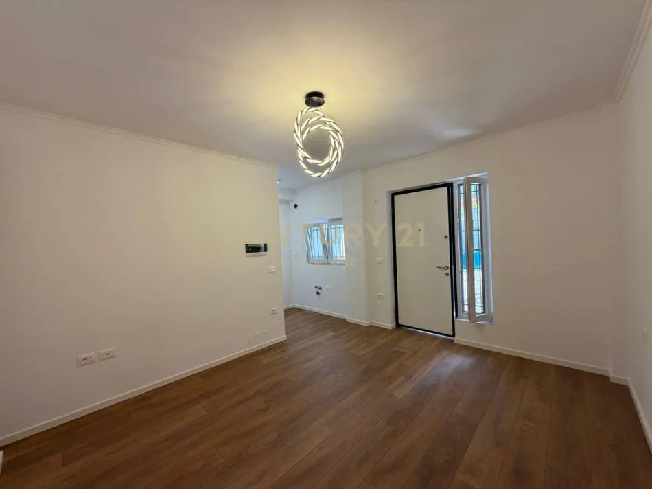 Tirane, shitet garsonier 1+1 Kati 1, 28 m² 80.000 € (Vasil Shanto)