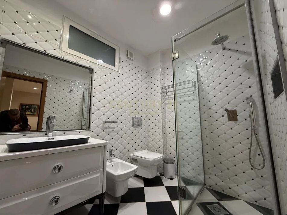 Tirane, shitet 2+1 Kati 4, 102 m² 260.000 € 