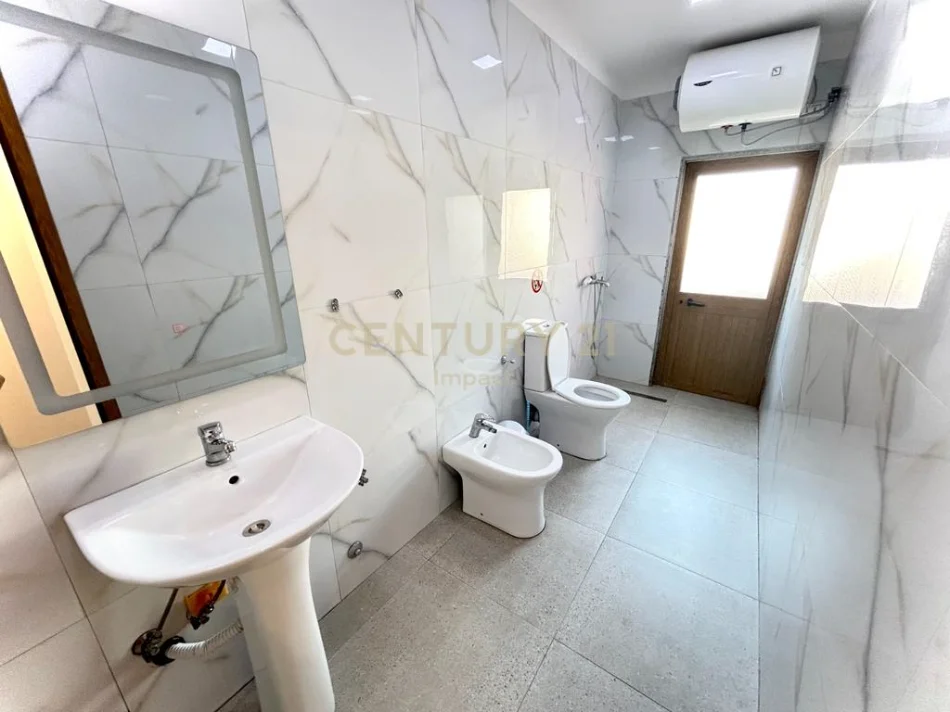 Tirane, shitet hotel , 330 m² 1.100.000 € 