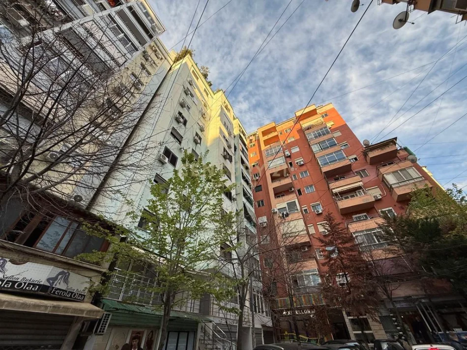 Tirane, shitet ambjent biznesi Kati 0, 18 m² 65.000 € (Komuna e Parisit)
