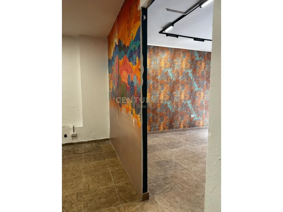 Tirane, jepet me qera ambjent biznesi Kati 0, 73 m² 650 € 