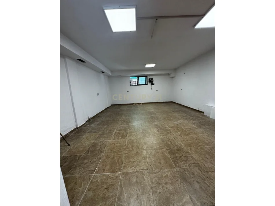 Tirane, jepet me qera ambjent biznesi Kati 0, 73 m² 650 € 
