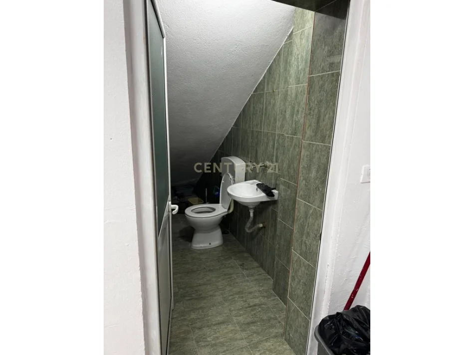 Tirane, jepet me qera ambjent biznesi Kati 0, 73 m² 650 € 