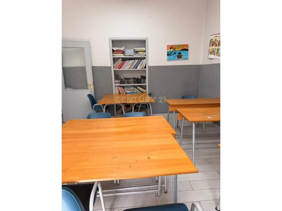 Tirane, jepet me qera zyre Kati 3, 98 m² 780 € (ish Bllok sheshi Wilson)