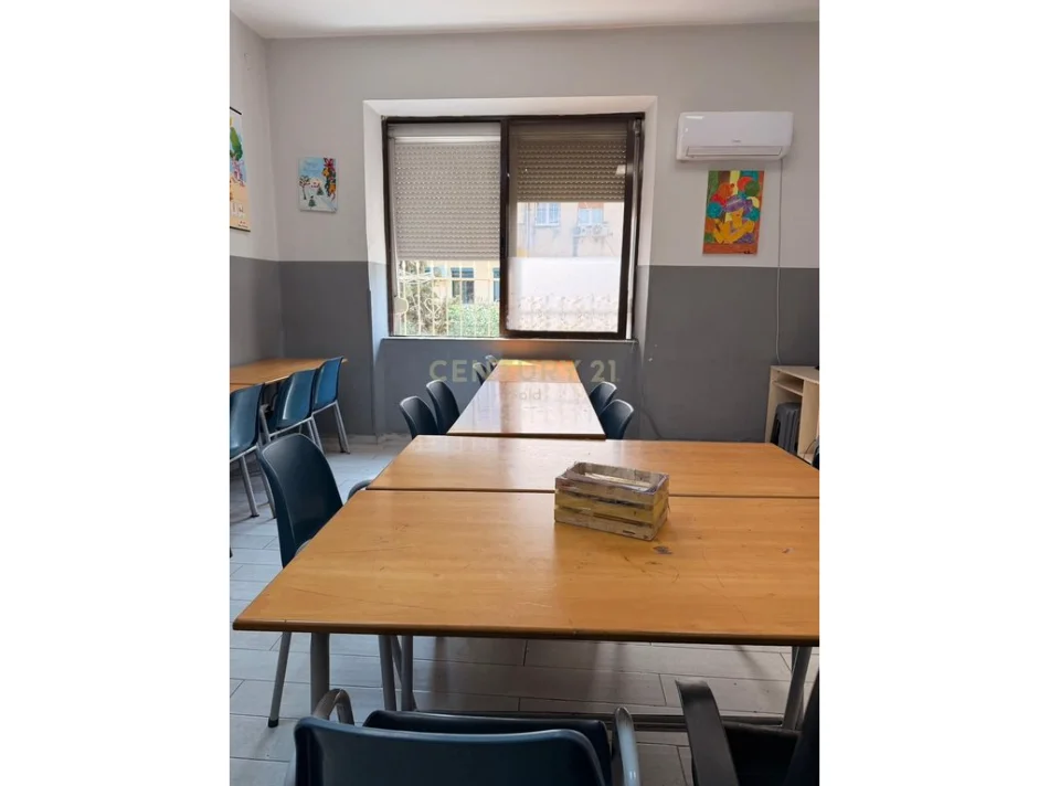 Tirane, jepet me qera zyre Kati 3, 98 m² 780 € (ish Bllok sheshi Wilson)