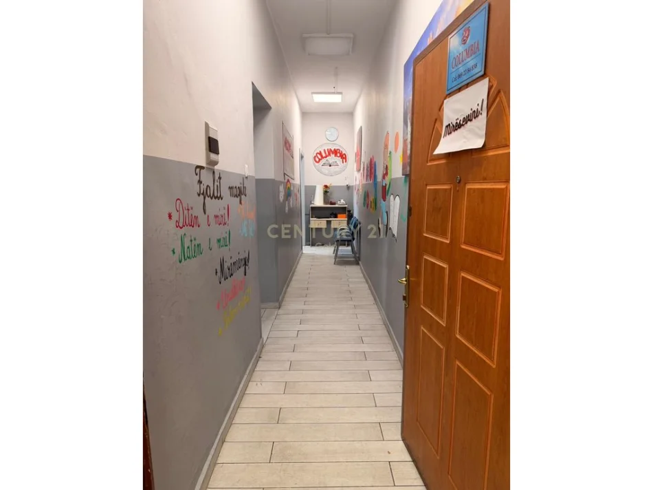 Tirane, jepet me qera zyre Kati 3, 98 m² 780 € (ish Bllok sheshi Wilson)