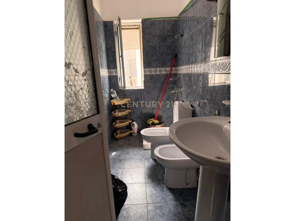 Tirane, jepet me qera zyre Kati 3, 98 m² 780 € (ish Bllok sheshi Wilson)