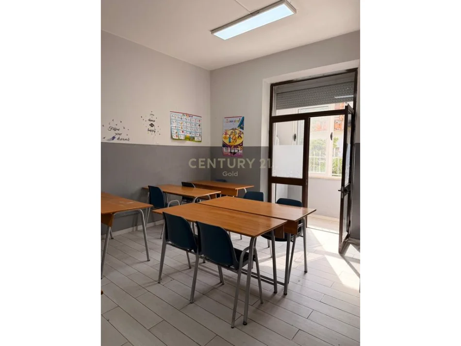 Tirane, jepet me qera zyre Kati 3, 98 m² 780 € (ish Bllok sheshi Wilson)