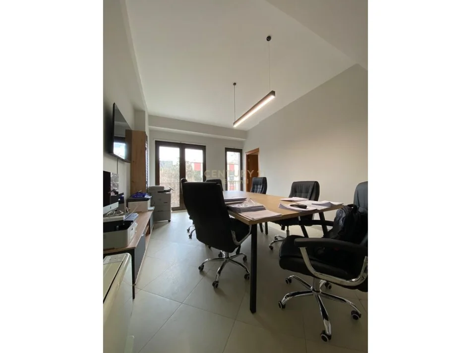 Tirane, jepet me qera apartament 2+1 Kati 3, 105 m² 1.200 € 