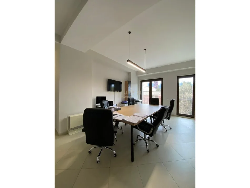 Tirane, jepet me qera apartament 2+1 Kati 3, 105 m² 1.200 € (garda)