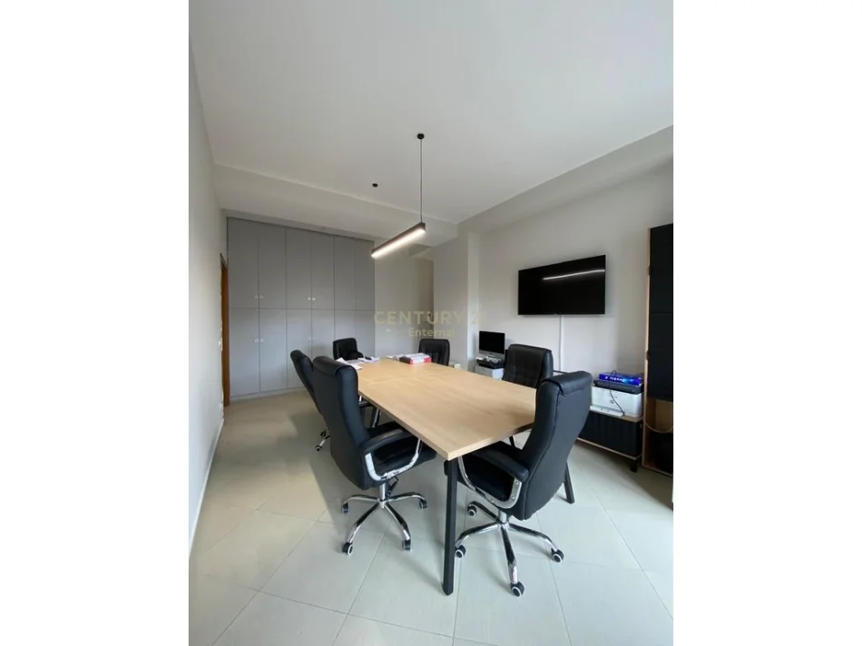 Tirane, jepet me qera apartament 2+1 Kati 3, 105 m² 1.200 € (garda)