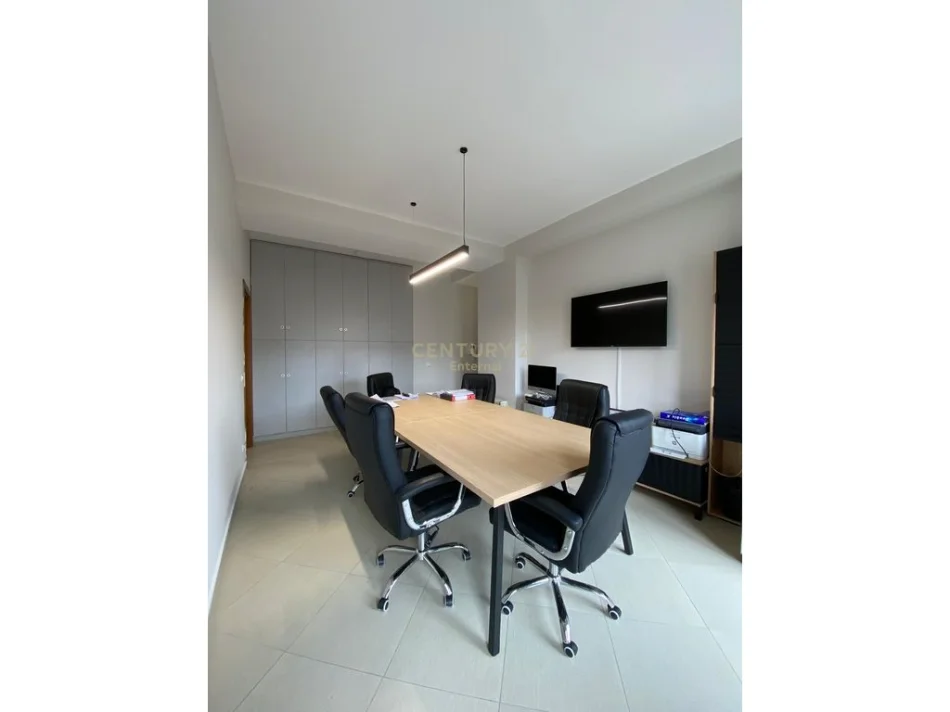 Tirane, jepet me qera apartament 2+1 Kati 3, 105 m² 1.200 € 