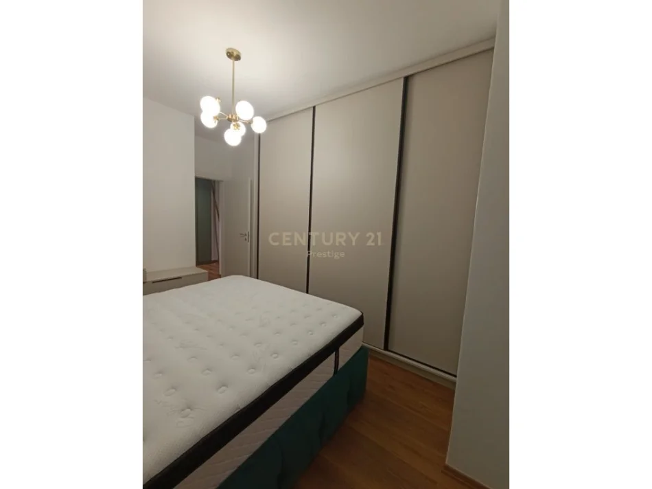 Tirane, shitet apartament 2+1 ,