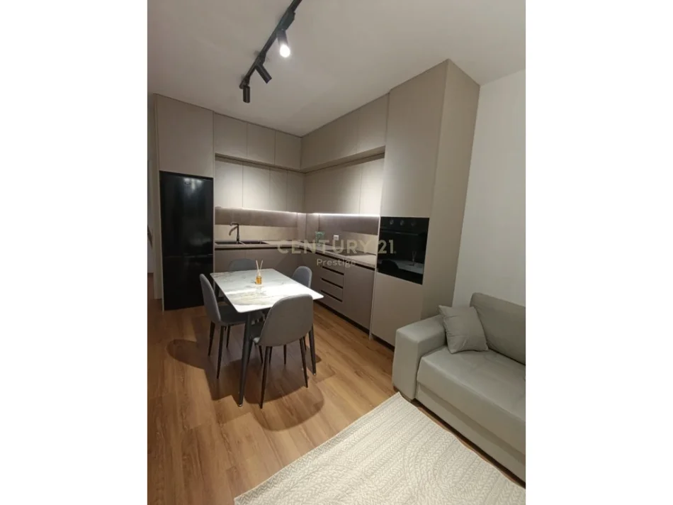 Tirane, jepet me qera apartament 1+1+Ballkon Kati 4, 70 m² 750 € (Ambasada Amerikane)