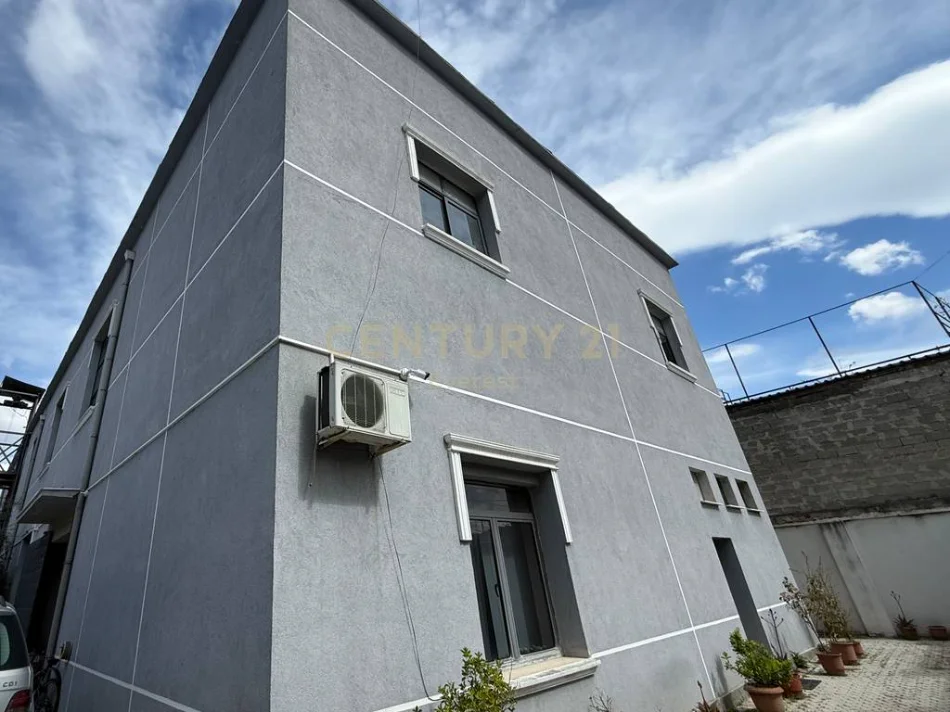 Tirane, jepet me qera magazine Kati 0, 540 m² 2.600 € (misto mame)