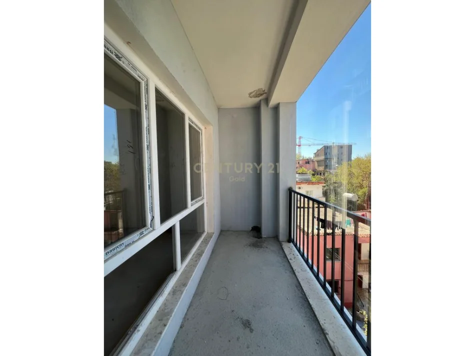Tirane, shitet apartament 1+1+Ballkon Kati 3, 74 m² 126.000 € (qsut prane spital amerikan 2)