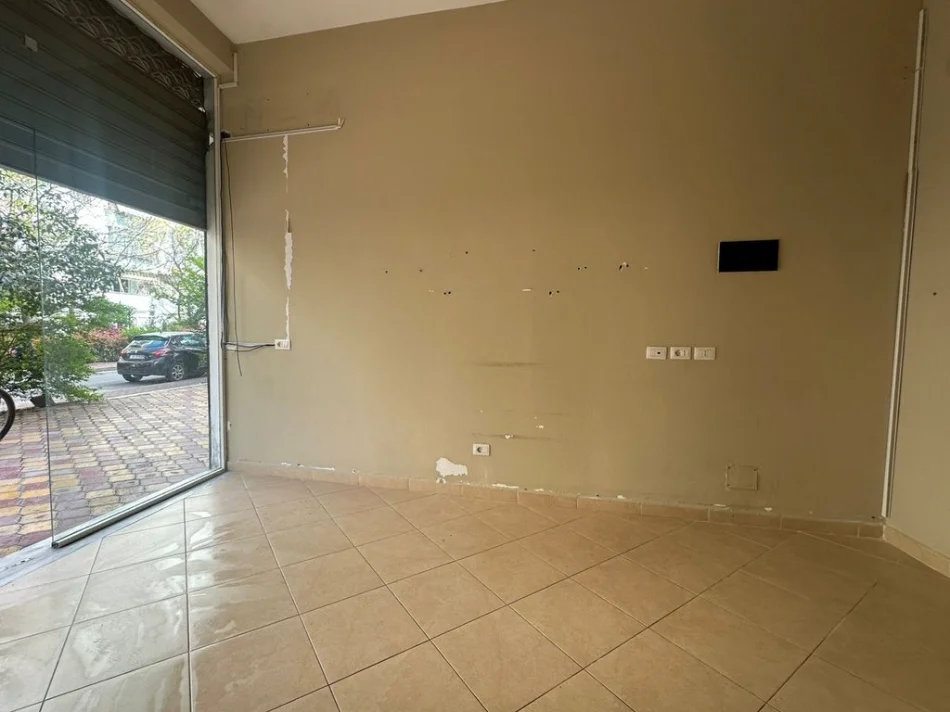 Tirane, shitet ambjent biznesi Kati 0, 20 m² 55.000 € (Square 21)