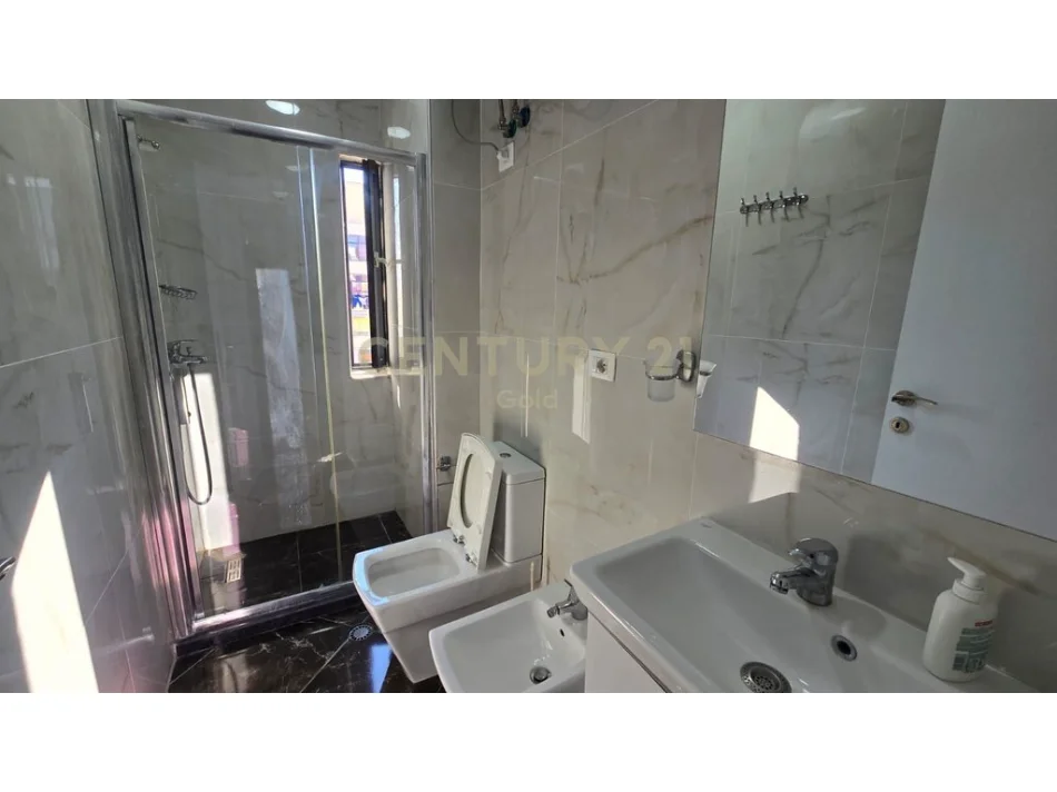 Tirane, jepet me qera apartament 2+1+Ballkon Kati 6, 96 m² 750 € 