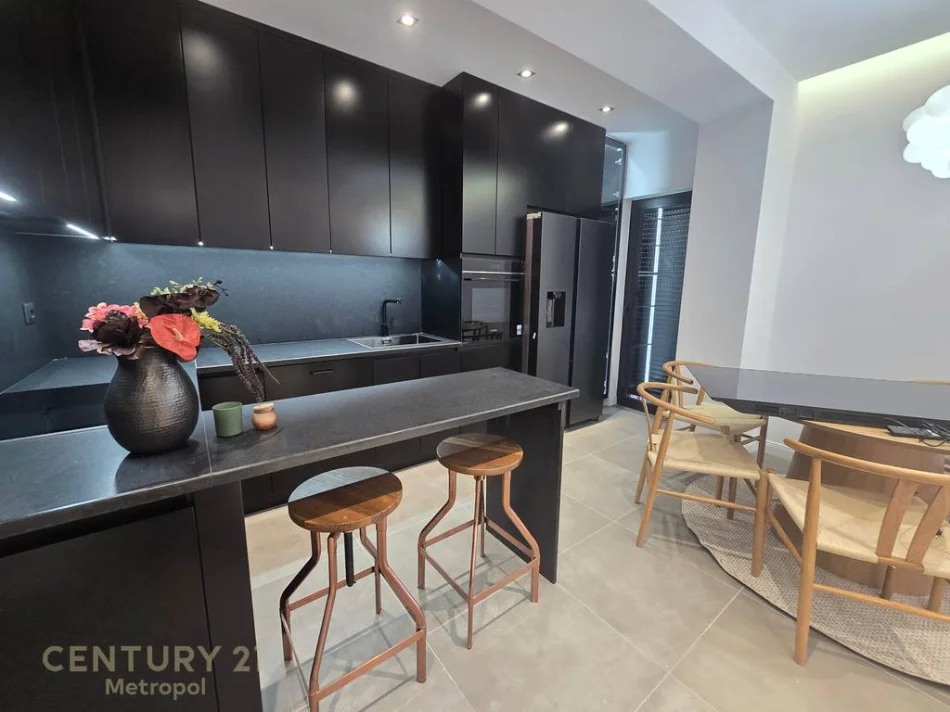 Tirane, jepet me qera apartament 3+1 Kati 5, 120 m² 1.700 € (kodra e diellit)