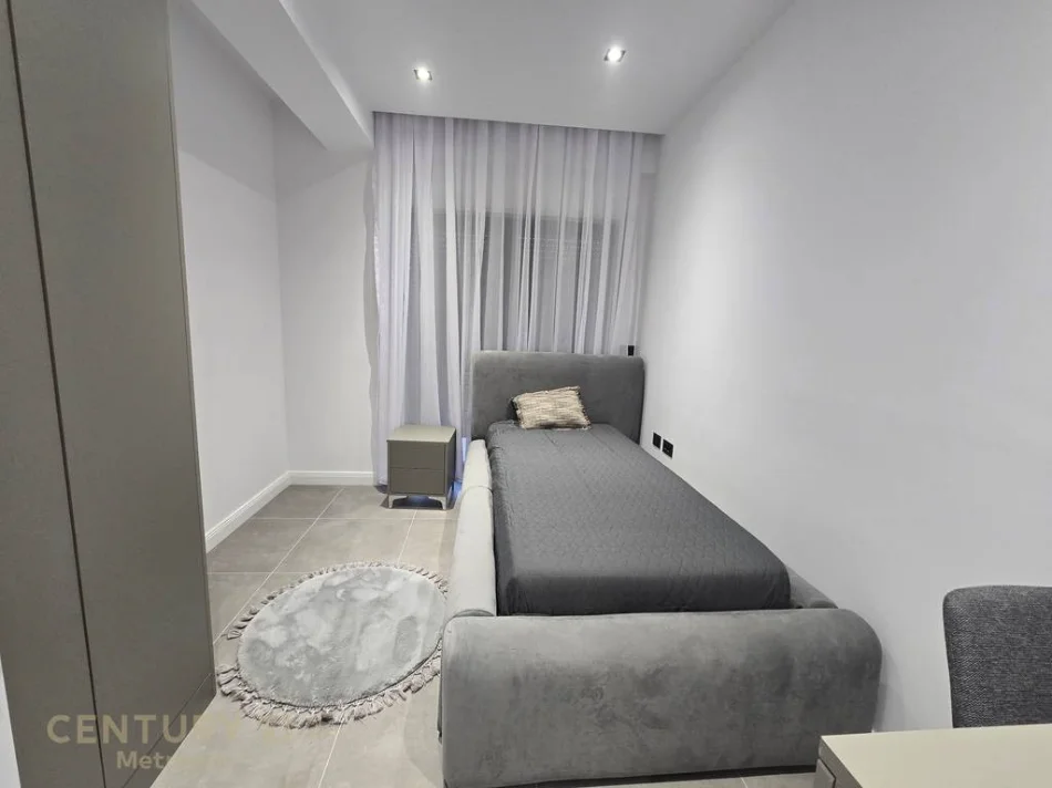 Tirane, jepet me qera apartament 3+1 Kati 5, 120 m² 1.700 € (kodra e diellit)