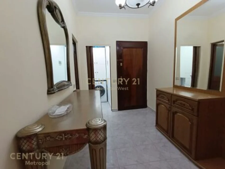 Tirane, jepet me qera apartament 3+1 Kati 2, 121 m² 600 € (Rruga Mine Peza)